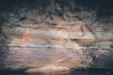 Ormanda güzel bir mağara