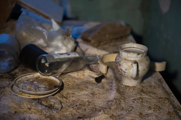 Terk Edilmiş Mutfakta Unutulmuş Eski Kirli Çatal Bıçak Takımı — Stok fotoğraf