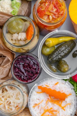 Cam kavanozlarda mayalanan ev yapımı, sağlıklı sebze hasadından salamura edilen yiyecekler. Kış mayalanmış ve konserve süper yiyecek konsepti. Probiyotikler, enzimler, beslenme vejetaryeni koruma. Seçici odak