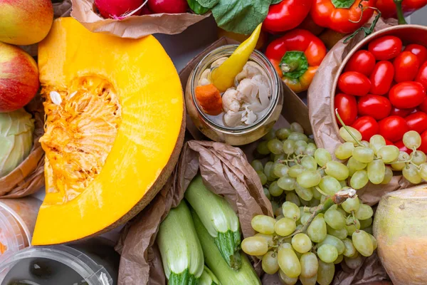 Cam Kavanozlarda Mayalanan Yapımı Sağlıklı Sebze Hasadından Salamura Edilen Yiyecekler — Stok fotoğraf