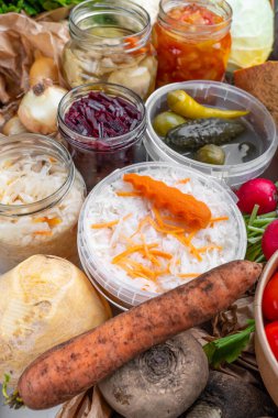 Cam kavanozlarda mayalanan ev yapımı, sağlıklı sebze hasadından salamura edilen yiyecekler. Kış mayalanmış ve konserve süper yiyecek konsepti. Probiyotikler, enzimler, beslenme vejetaryeni koruma. Seçici odak