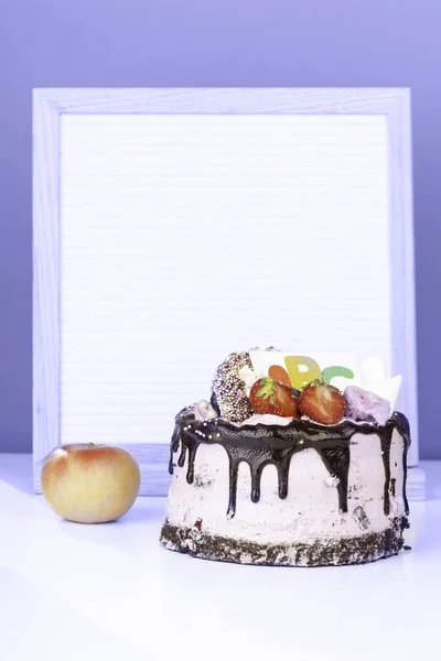 Auf Dem Tisch Abc Festlichen Kuchen Und Brief Board Trendigen — Stockfoto