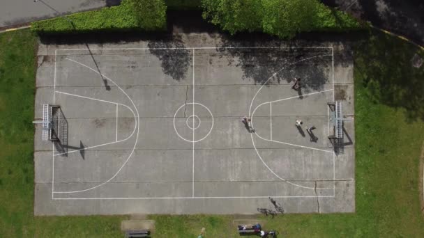 Lidé Hrají Basketbal Městském Hřišti Parku Mortsel Poblíž Antverp Pěkné — Stock video