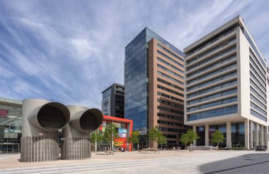 Antwerp 'teki Media Plein Meydanı' nda Plopsa istasyonu ve arkasında büyük binalar bulunan iki büyük havalandırma boşluğu.