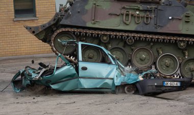 Araba Sherman tankı tarafından ezildi.