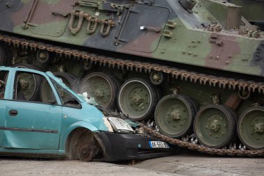 Arabayla Sherman tankı tarafından ezildi. Ön cam kırılırken.