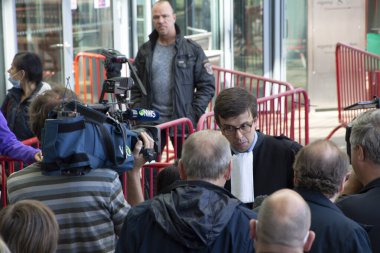 Avukat, Antwerp Adliyesi 'nin önünde röportaj veriyor. Belçika Haber Ajansı muhabiri.