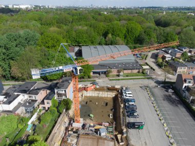 Crane, Belçika, Antwerp 'te Mortsel apartmanının inşaat alanında. İHA hava kuşlarının göz teması fotoğrafı