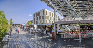 Mortsel Haftalık Pazar Panorama 'sı. Belediye binası ve market tezgahları Covid salgını sırasında.