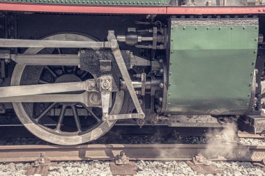 Buhar treninin tekerlekleri raylarda