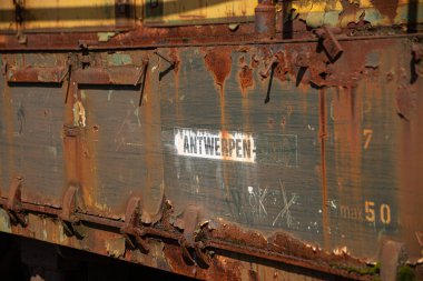Üzerinde Antwerpen yazan eski ve paslı bir tren vagonu. Belçika 'nın Flamanca Antwerp kenti.
