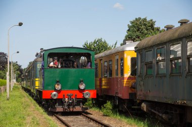 Açık pencerenin önünde yeşil trende tren şoförü