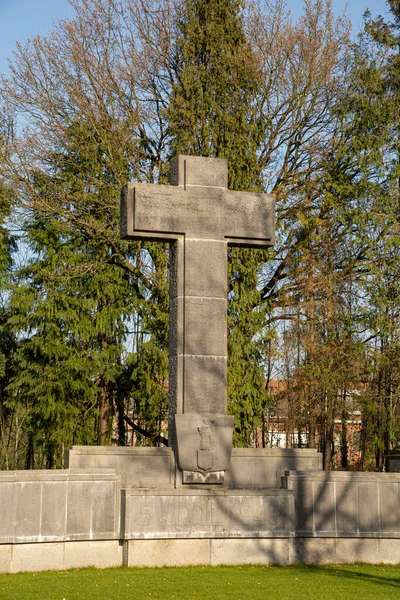 Stort Kors Monument Kyrkogården För Offer Vid Bombning Minerva Fabrik — Stockfoto
