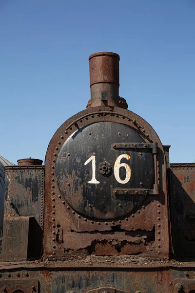 Número16 Pintado Pintura Blanca Sobre Negro Oxidado Roto Frente Tren — Foto de Stock