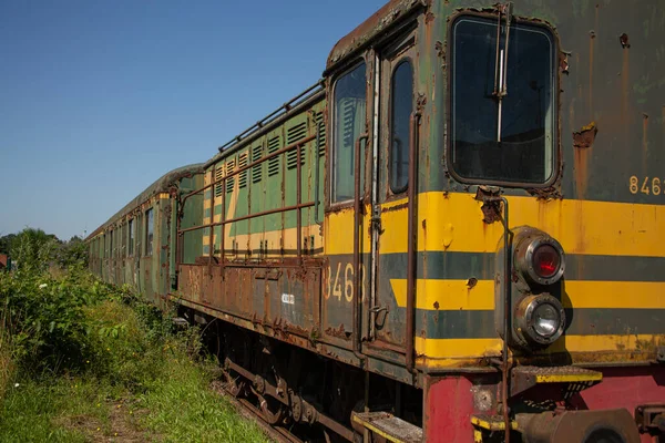 Rusty Old Train Parked Railway Graveyard Green Train Yellow Stripes — Stock Photo, Image