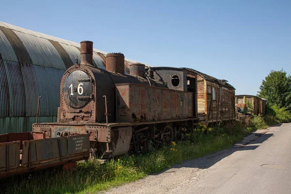 Rusty Old Steam Train Parked Grass Front Small Warehouse — Stock Photo, Image