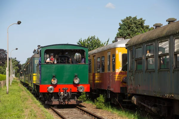 Açık pencerenin önünde yeşil trende tren şoförü