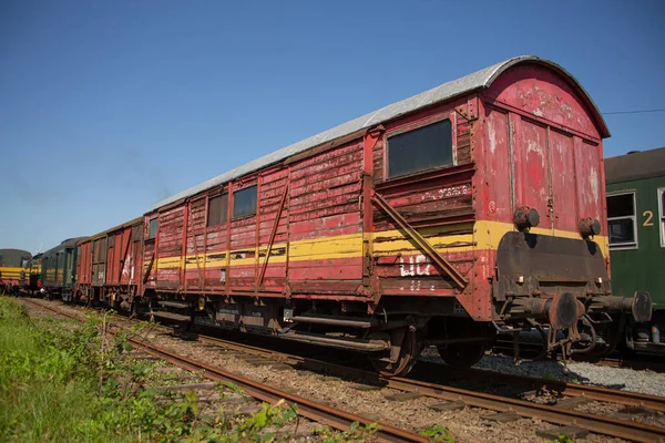 Weathered Old Wooden Train Carriage Yellow Stripe Side Parked Railway — Stock Photo, Image