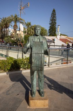 Torrevieja, Costa Blanca 'da bandoda davul çalan bir adam heykeli. Monumento Homenaje a los Musicos Torrevejenses olarak bilinen heykeller