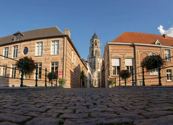 Low Angle Photo Cobblestone Street Saint Gummarus Church Lier Belgium — Stock Photo, Image