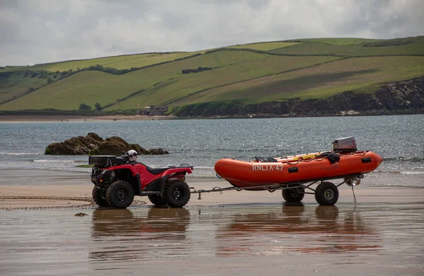 Rnli Royal National Lifeboat Institution Ratowanie Czerwonej Łodzi Quadbike Plaży — Zdjęcie stockowe