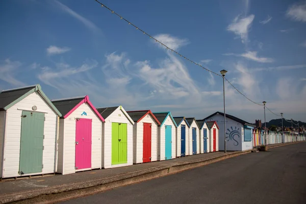 Paignton Devon Czerwca 2021 Kolorowe Domki Plaży Przy Promenadzie Błękitnym — Zdjęcie stockowe
