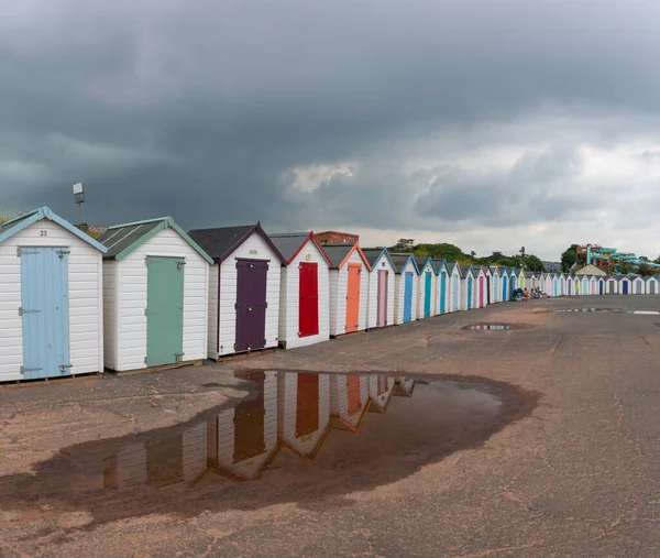 Kolorowe Domki Plaży Przy Promenadzie Refleksji Wodzie Pochmurne Letnie Popołudnie — Zdjęcie stockowe