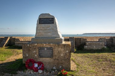 D-Day için Lepe Beach, New Forest, Hampshire, İngiltere 'den ayrılan Kraliyet Süvari Birliği' nin anısına.
