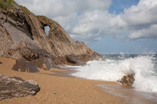 Waves Crashing Rocks Beach Clouds Background — Zdjęcie stockowe