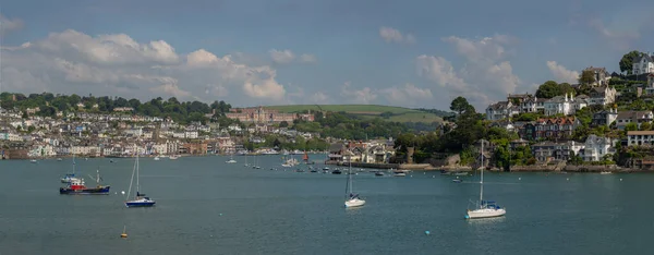 Pittoresk Panorama Shot Dartmouth Harbour Sailing Boats Calm Water Blue — Zdjęcie stockowe