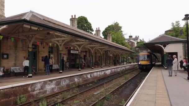 Train Arriving Old Station Knaresborough Yorkshire While People Waiting Platform — Video Stock
