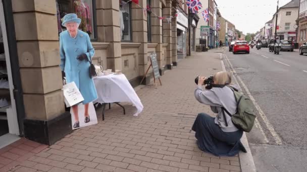 Женщины Фотографы Фотографируют Коленях Картонную Фигуру Королевы Англии Улицах Кнаресборо — стоковое видео