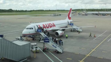 Londra Stansted havaalanı pistinden Ryanair uçağına binen insanlar...