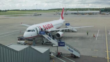 Londra Stansted havaalanı pistinden Lauda Havaalanı 'na giriş yapan insanlar