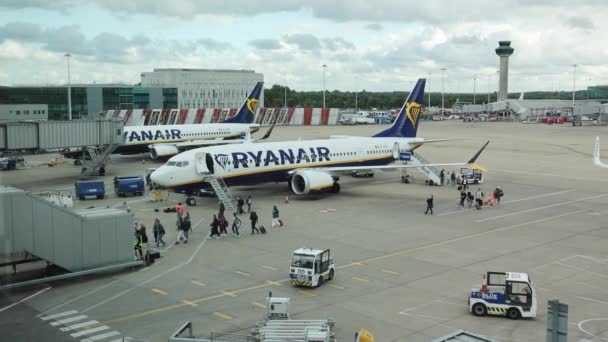 Personnes Débarquant Avion Ryanair Aéroport Londres Stansted Tarmac Avec Tour — Video
