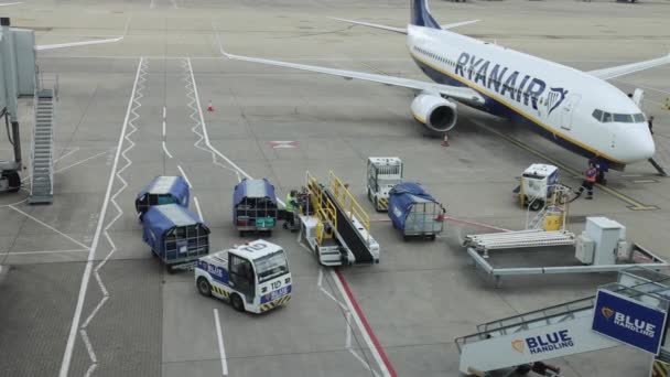 Poggyászkocsik Jármű Szállítószalag Londoni Stansted Repülőtér Kifutópályáján Ryanair Repülőgép Mellett — Stock videók