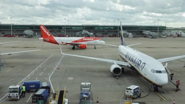 Avionul Ryanair Aeroportul Stansted Din Londra Easyjet Taxiing — Videoclip de stoc