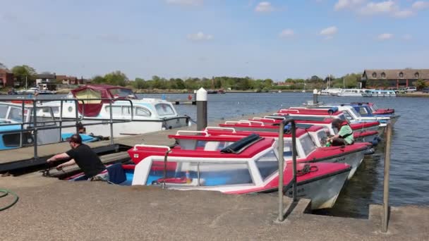 Red White Tourist Boats Oulton Broad Lowestoft Parking Sunny Day — Stockvideo