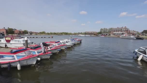 Man Untying White Tourist Boats Oulton Broad Lowestoft — Stockvideo