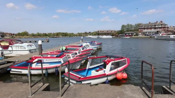 Red White Tourist Boat Oulton Broad Lowestoft Sunny Day — ストック動画