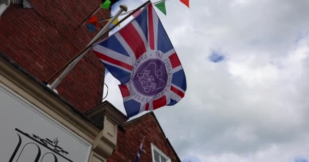 Slow Motion Union Jack Queen 2020 Jubilee Wall Waving Wind — Stock Video