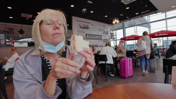 Blonde Woman Wearing Glasses Eating Ham Sandwich Tim Horton Cafe — Vídeo de Stock