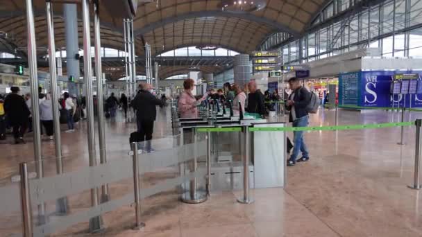 Міжнародний Аеропорт Аліканте Елче Мандрівники Сканують Посадку Через Ворота Електронного — стокове відео