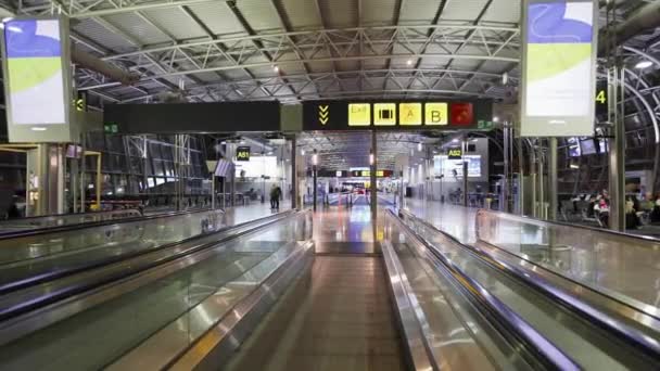 Flat Escalator Gate Signage Zaventem Brussels International Airport — ストック動画