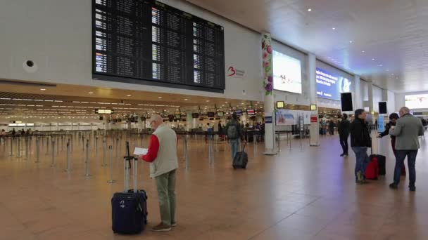 Senior Traveller Zaventem Brussels Airport Scratching Head Travels Suitcase Looking — Video Stock