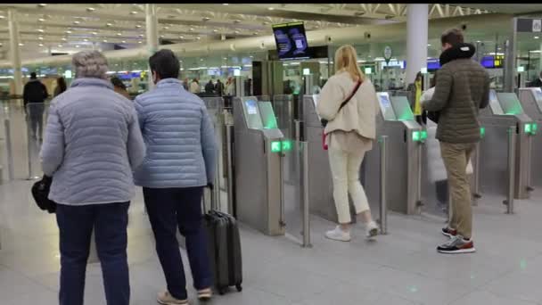 Travelers Scanning Boarding Pass Electronic Boarding Gate Zaventem Brussels Airport — Stockvideo