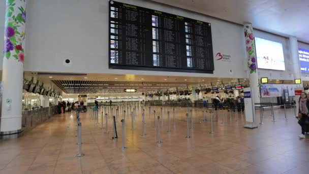 Travelers Walking Bags Suitcases Zaventem Brussels Airport Information Display Board — Stok video