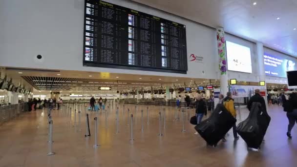 Мандрівники Ходять Сумками Валізами Аеропорту Завентема Брюсселя Біля Інформаційної Таблиці — стокове відео