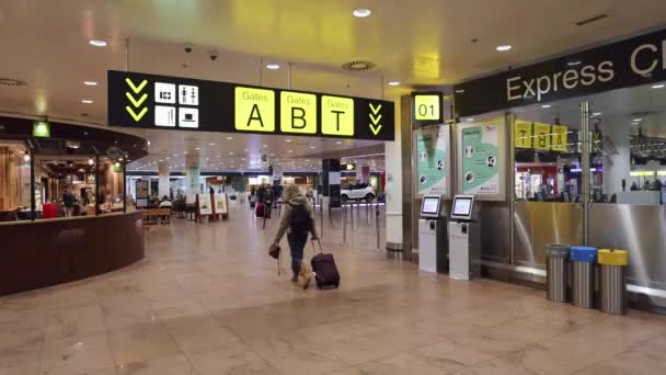 Travelers Zaventem Brussels Airport Walking Gate Signage Board — Stockvideo