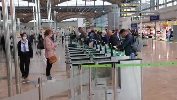 Мандрівники Міжнародного Аеропорту Аліканте Елче Скануючи Посадку Проходять Через Ворота — стокове відео